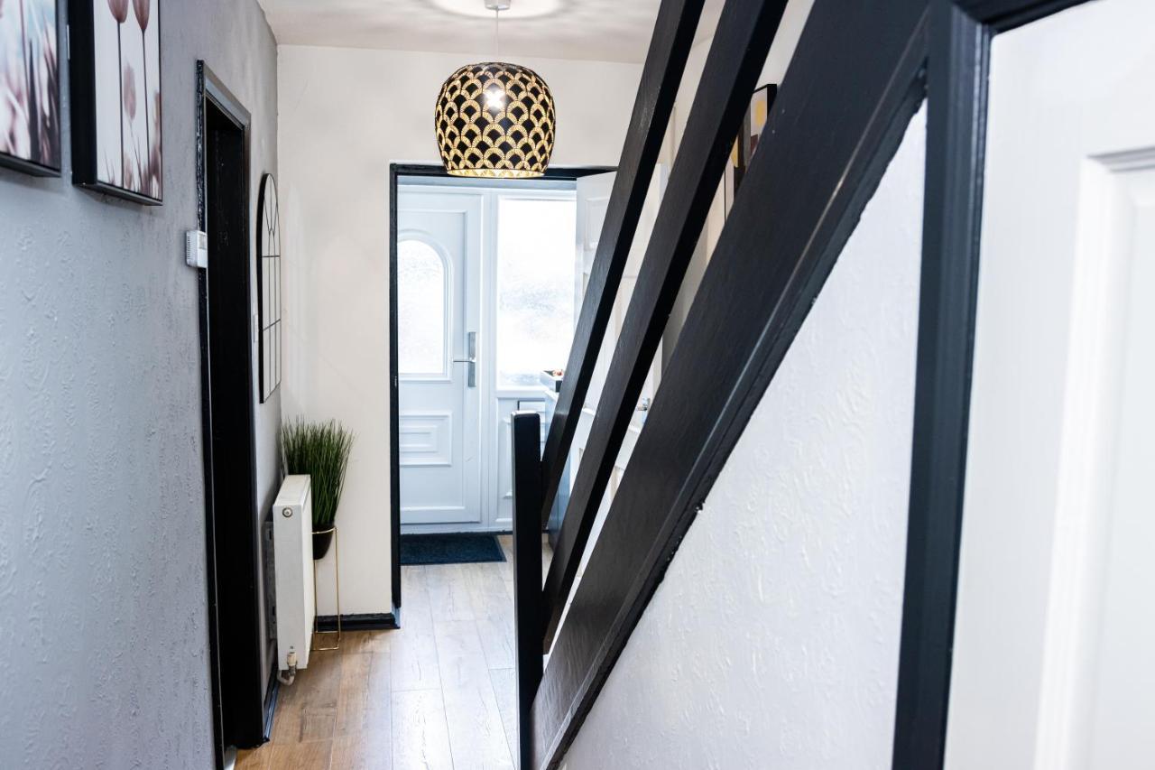Td Stourb Dudley - Luxurious 3 Bedroom House - Sleeps 7 - Dy1 - Long And Short Stay Brierley Hill Eksteriør bilde