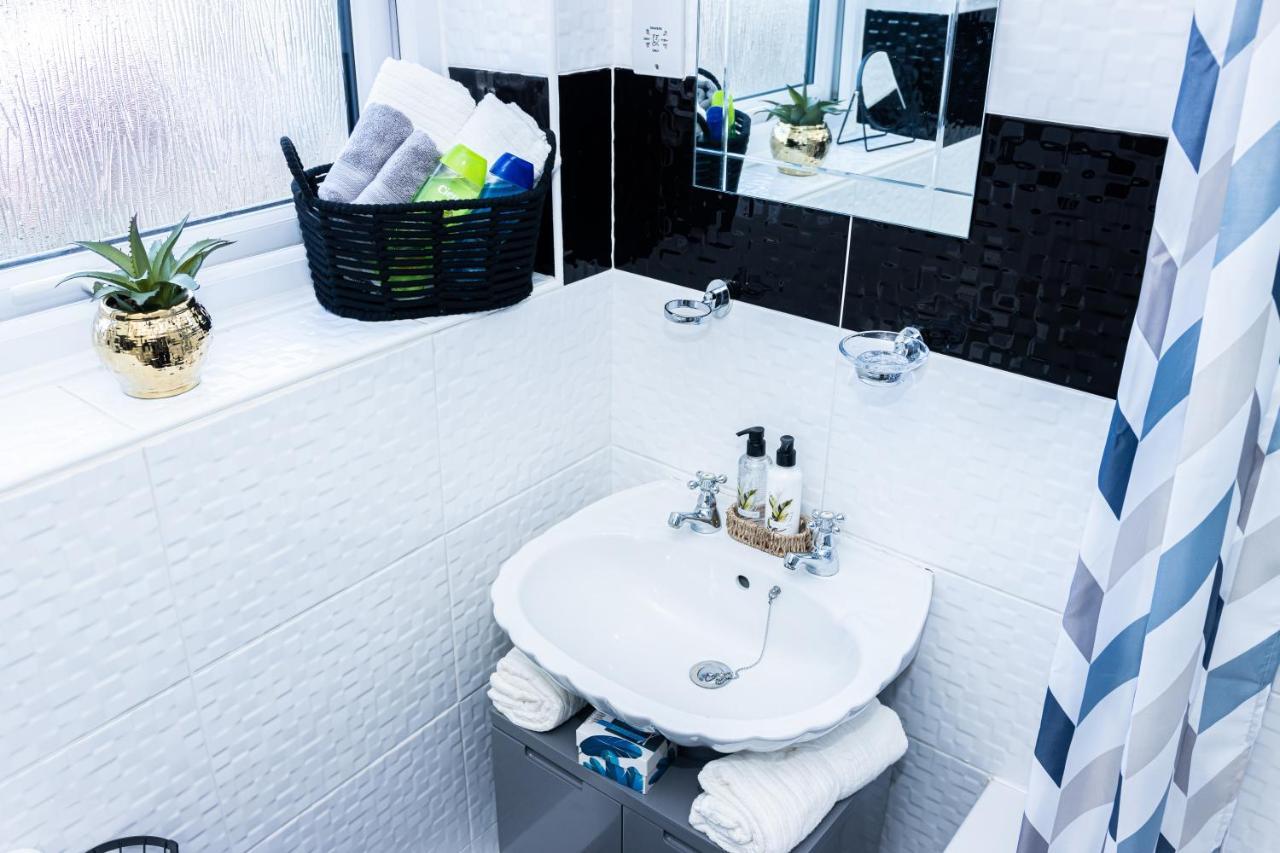 Td Stourb Dudley - Luxurious 3 Bedroom House - Sleeps 7 - Dy1 - Long And Short Stay Brierley Hill Eksteriør bilde