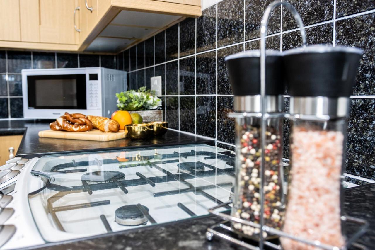 Td Stourb Dudley - Luxurious 3 Bedroom House - Sleeps 7 - Dy1 - Long And Short Stay Brierley Hill Eksteriør bilde