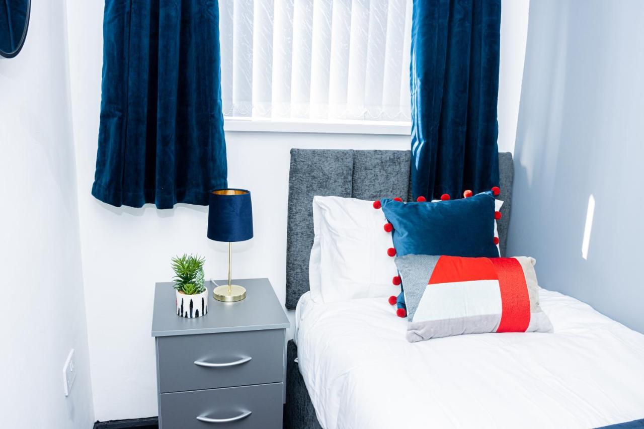 Td Stourb Dudley - Luxurious 3 Bedroom House - Sleeps 7 - Dy1 - Long And Short Stay Brierley Hill Eksteriør bilde