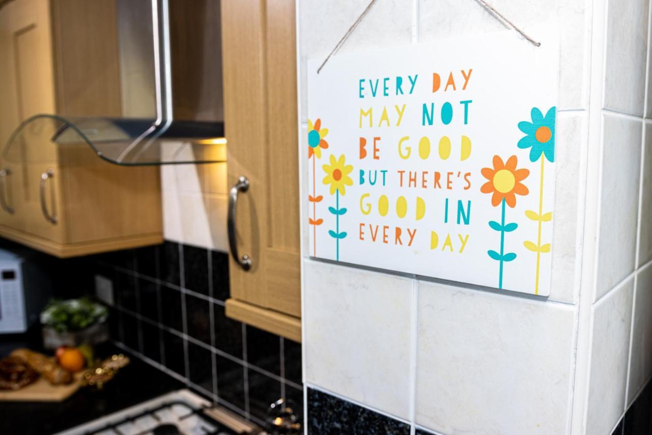 Td Stourb Dudley - Luxurious 3 Bedroom House - Sleeps 7 - Dy1 - Long And Short Stay Brierley Hill Eksteriør bilde