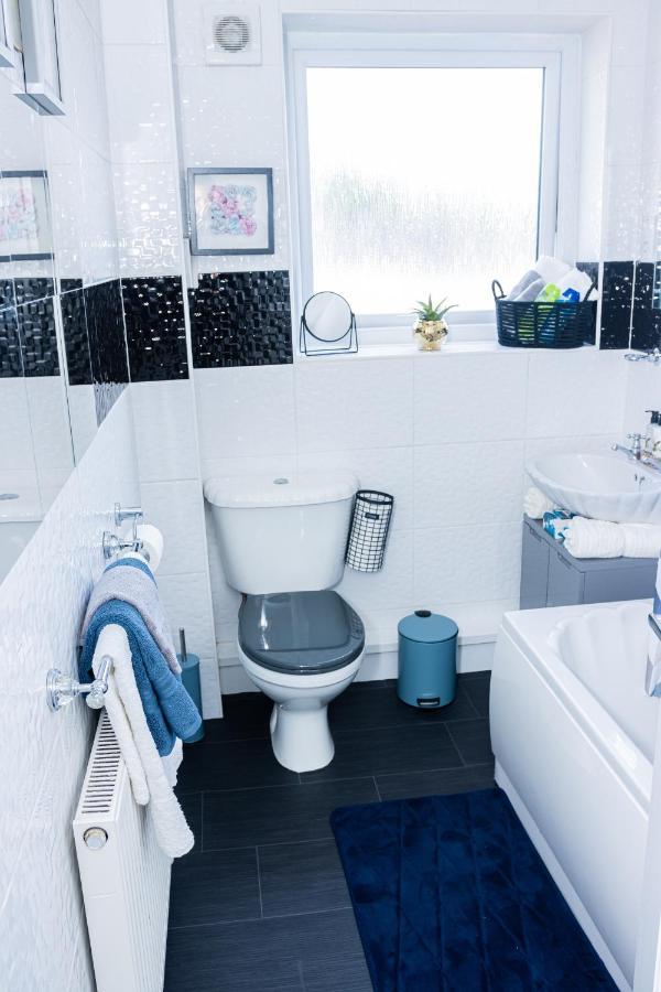 Td Stourb Dudley - Luxurious 3 Bedroom House - Sleeps 7 - Dy1 - Long And Short Stay Brierley Hill Eksteriør bilde